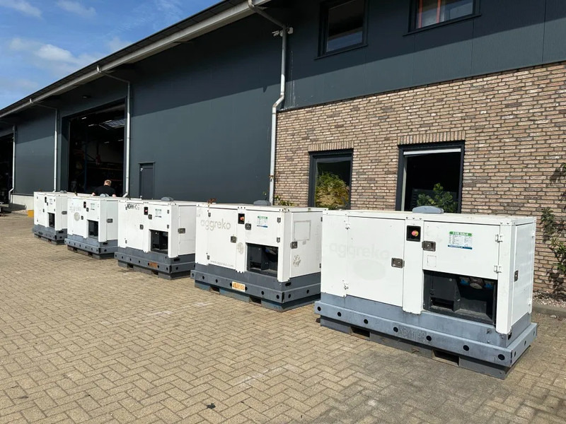 Iveco FPT F32 AM1A Leroy Somer 32 kVA Silent generatorset 39 hours ! - Áramfejlesztő: 5 kép. Iveco FPT F32 AM1A Leroy Somer 32 kVA Silent generatorset 39 hours ! - Áramfejlesztő: 5 kép.