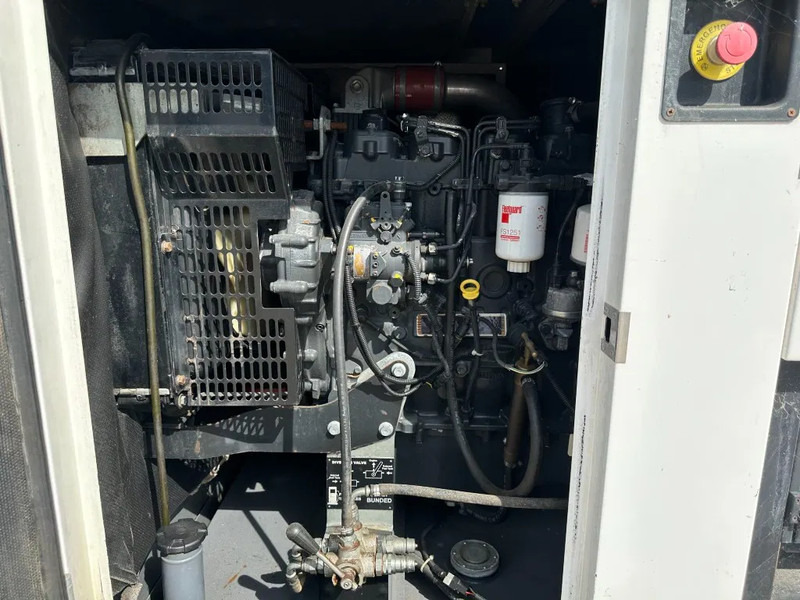 Iveco FPT F32 AM1A Leroy Somer 32 kVA Silent generatorset 39 hours ! - Áramfejlesztő: 4 kép. Iveco FPT F32 AM1A Leroy Somer 32 kVA Silent generatorset 39 hours ! - Áramfejlesztő: 4 kép.