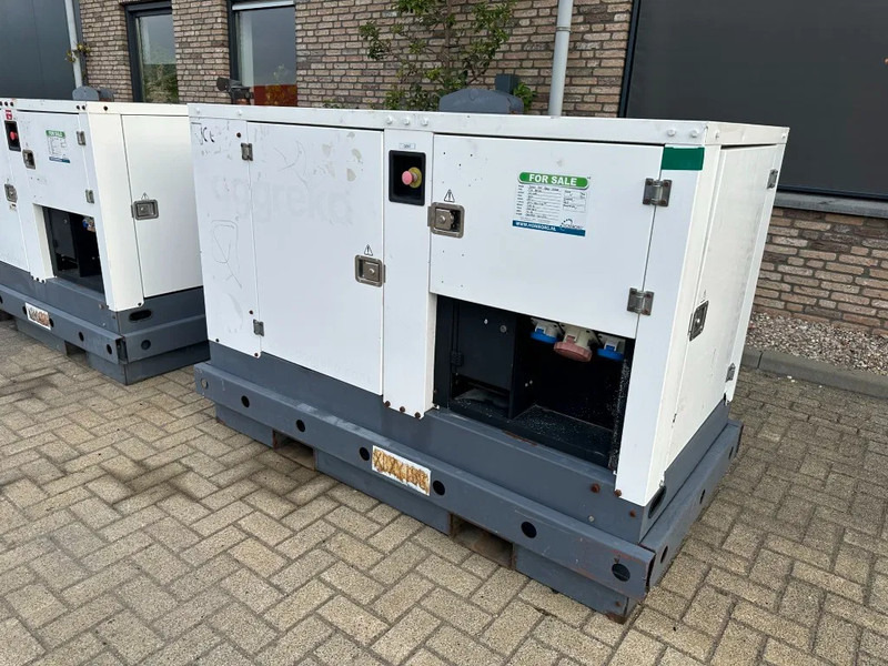 Iveco FPT F32 AM1A Leroy Somer 32 kVA Silent generatorset 667 hours ! - Áramfejlesztő: 4 kép. Iveco FPT F32 AM1A Leroy Somer 32 kVA Silent generatorset 667 hours ! - Áramfejlesztő: 4 kép.