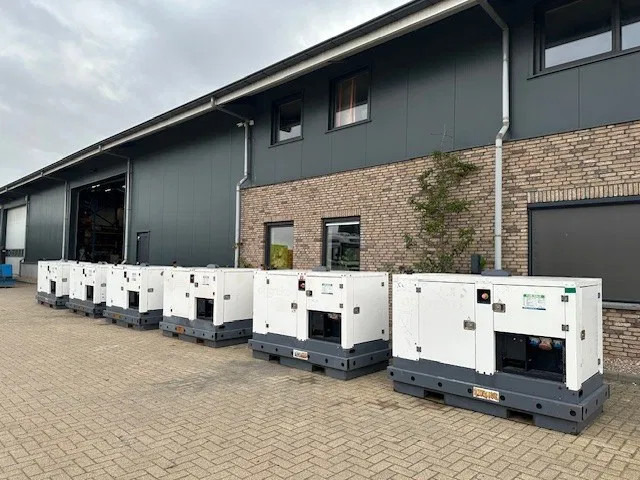 Iveco FPT F32 AM1A Leroy Somer 32 kVA Silent generatorset .... hours ! - Áramfejlesztő: 4 kép. Iveco FPT F32 AM1A Leroy Somer 32 kVA Silent generatorset .... hours ! - Áramfejlesztő: 4 kép.