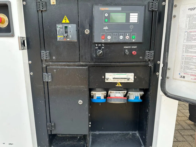 Iveco FPT F32 AM1A Leroy Somer 32 kVA silent generatorset 29 hours ! - Áramfejlesztő: 2 kép. Iveco FPT F32 AM1A Leroy Somer 32 kVA silent generatorset 29 hours ! - Áramfejlesztő: 2 kép.
