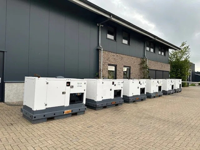 Iveco FPT F32 AM1A Leroy Somer 32 kVA silent generatorset 29 hours ! - Áramfejlesztő: 5 kép. Iveco FPT F32 AM1A Leroy Somer 32 kVA silent generatorset 29 hours ! - Áramfejlesztő: 5 kép.