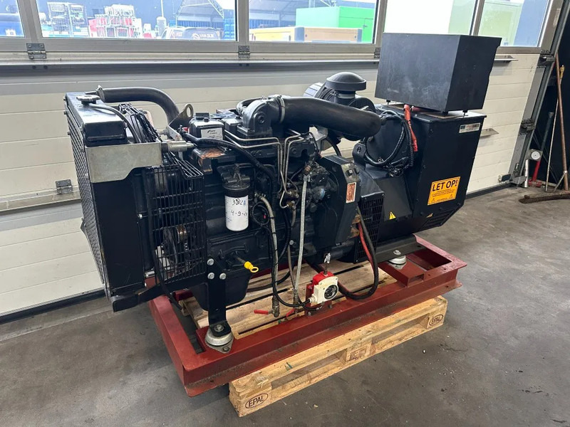 Iveco FPT NEF45 AM1A S500 Stamford 71.5 kVA generatorset - Áramfejlesztő: 3 kép. Iveco FPT NEF45 AM1A S500 Stamford 71.5 kVA generatorset - Áramfejlesztő: 3 kép.