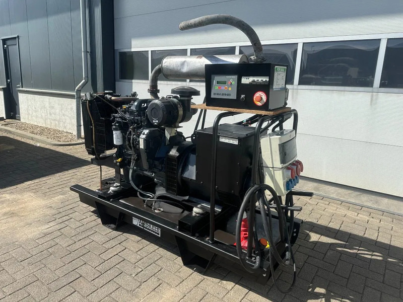 Iveco FPT NEF45 SM1A.A007 Himoinsa Stamford 66 kVA generatorset - Áramfejlesztő: 2 kép. Iveco FPT NEF45 SM1A.A007 Himoinsa Stamford 66 kVA generatorset - Áramfejlesztő: 2 kép.