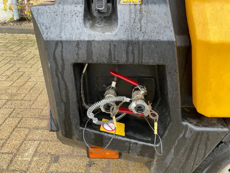 Légkompresszor Kaeser M27 Kubota 2,7 m3 / min 7 Bar 18 kW Mobiele Silent Diesel Compressor: 13 kép. Légkompresszor Kaeser M27 Kubota 2,7 m3 / min 7 Bar 18 kW Mobiele Silent Diesel Compressor: 13 kép.