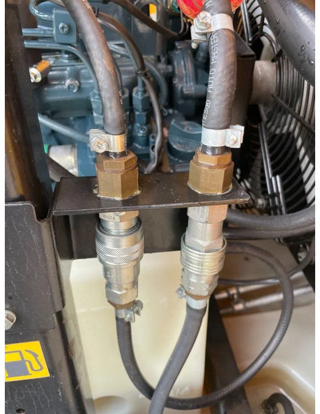 Légkompresszor Kaeser M27 Kubota 2,7 m3 / min 7 Bar 18 kW Mobiele Silent Diesel Compressor: 14 kép. Légkompresszor Kaeser M27 Kubota 2,7 m3 / min 7 Bar 18 kW Mobiele Silent Diesel Compressor: 14 kép.