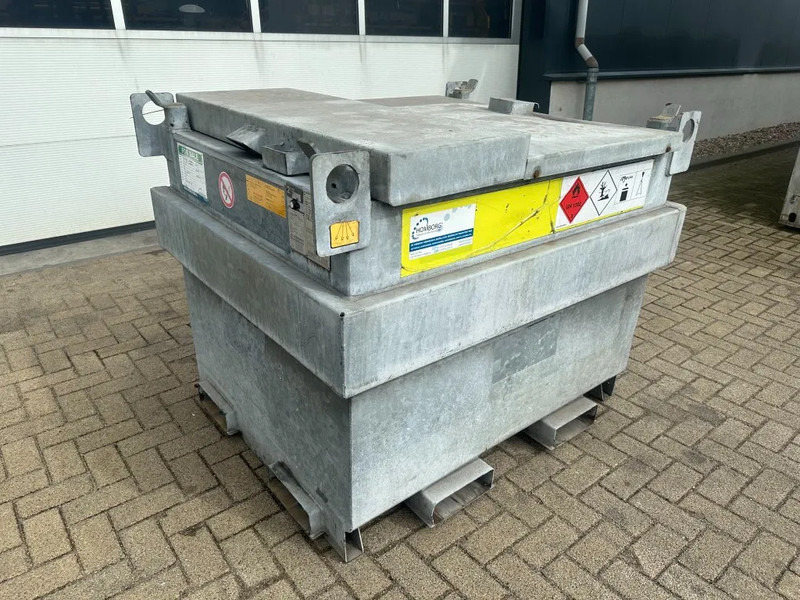 Kiwa IBC Steenbergen 750 liter Dieseltank met Handpomp Milieutank Gegalvaniseerd - Tároló tartály: 2 kép. Kiwa IBC Steenbergen 750 liter Dieseltank met Handpomp Milieutank Gegalvaniseerd - Tároló tartály: 2 kép.