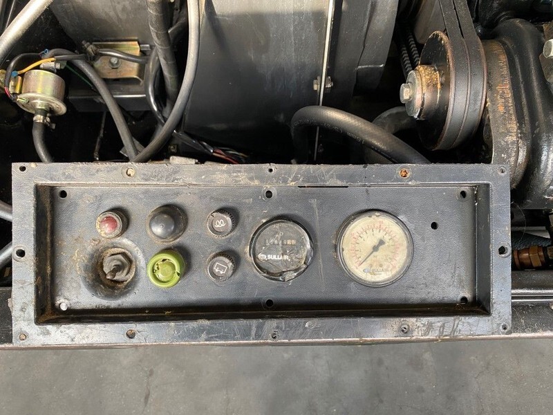 Kubota D1105 Sullair 15.5 kW 7 bar diesel schroefcompressor met nakoeler - Légkompresszor: 5 kép. Kubota D1105 Sullair 15.5 kW 7 bar diesel schroefcompressor met nakoeler - Légkompresszor: 5 kép.