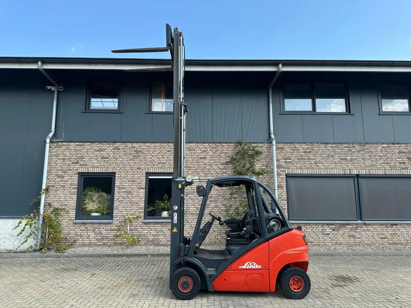 Linde H25T 2.5 ton Triplex Freelift Sideshift LPG Heftruck - Gázüzemű targonca: 5 kép. Linde H25T 2.5 ton Triplex Freelift Sideshift LPG Heftruck - Gázüzemű targonca: 5 kép.