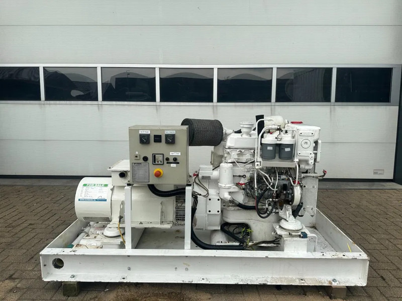 Mercedes-Benz OM 364 MTU 50 kVA Marine Scheepsvaart generatorset - Áramfejlesztő: 1 kép. Mercedes-Benz OM 364 MTU 50 kVA Marine Scheepsvaart generatorset - Áramfejlesztő: 1 kép.