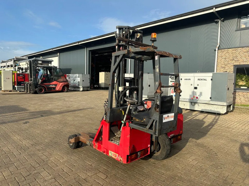 Moffett M4 20.1 Kubota Diesel Kooiaap 2 ton Duplex Sideshift Meeneemheftruck - Hordozható targonca: 2 kép. Moffett M4 20.1 Kubota Diesel Kooiaap 2 ton Duplex Sideshift Meeneemheftruck - Hordozható targonca: 2 kép.