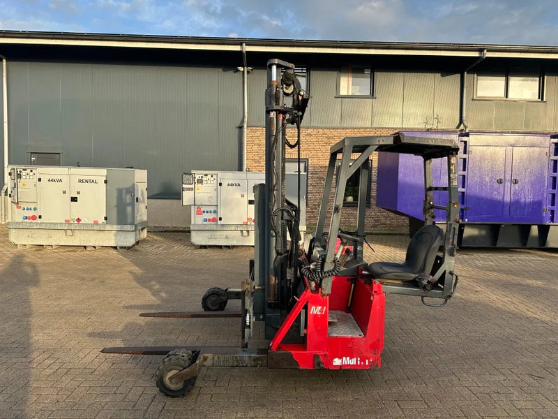 Moffett M4 20.1 Kubota Diesel Kooiaap 2 ton Sideshift Positioner Meeneemheftruck - Hordozható targonca: 1 kép. Moffett M4 20.1 Kubota Diesel Kooiaap 2 ton Sideshift Positioner Meeneemheftruck - Hordozható targonca: 1 kép.