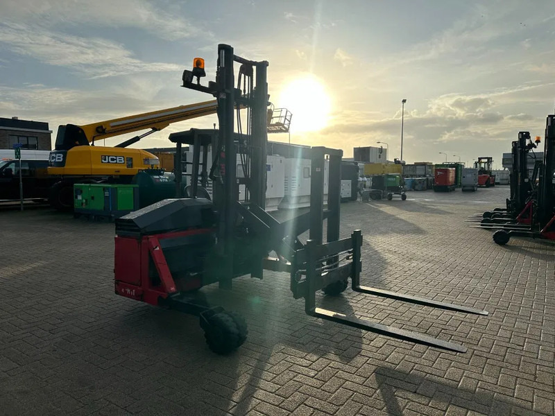 Moffett M4 20.1 Kubota Diesel Kooiaap 2 ton Sideshift Positioner Meeneemheftruck - Hordozható targonca: 2 kép. Moffett M4 20.1 Kubota Diesel Kooiaap 2 ton Sideshift Positioner Meeneemheftruck - Hordozható targonca: 2 kép.