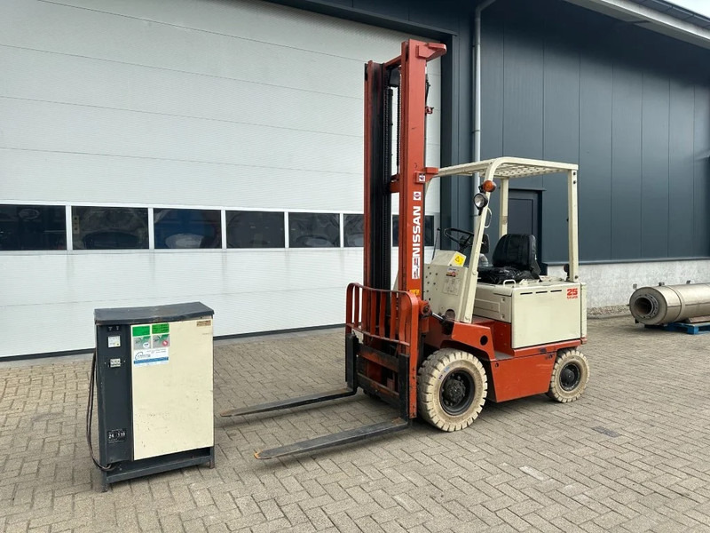 Nissan 2.5 ton Duplex Elektra Heftruck 5 meter hefhoogte - Elektromos targonca: 2 kép. Nissan 2.5 ton Duplex Elektra Heftruck 5 meter hefhoogte - Elektromos targonca: 2 kép.