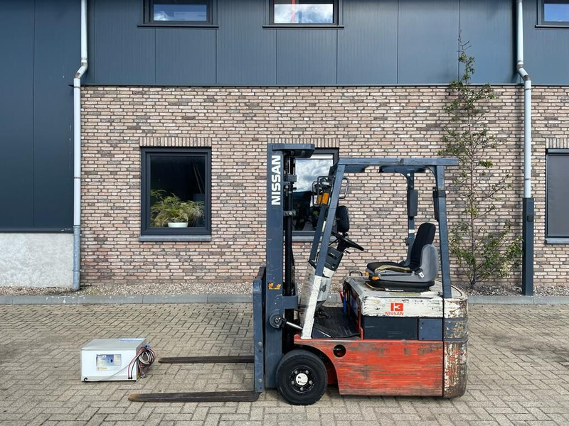 Nissan NX01L13U Elektra 1.25 ton Triplex Freelift Heftruck - Elektromos targonca: 1 kép. Nissan NX01L13U Elektra 1.25 ton Triplex Freelift Heftruck - Elektromos targonca: 1 kép.