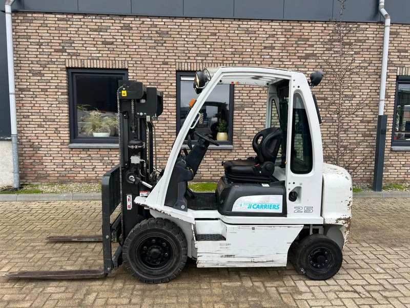 Nissan Uni Carriers 2.5 ton diesel Y1D2A25Q Nissan 2.5 ton Duplex Sideshift Diesel Heftruck - Dízel targonca: 1 kép. Nissan Uni Carriers 2.5 ton diesel Y1D2A25Q Nissan 2.5 ton Duplex Sideshift Diesel Heftruck - Dízel targonca: 1 kép.