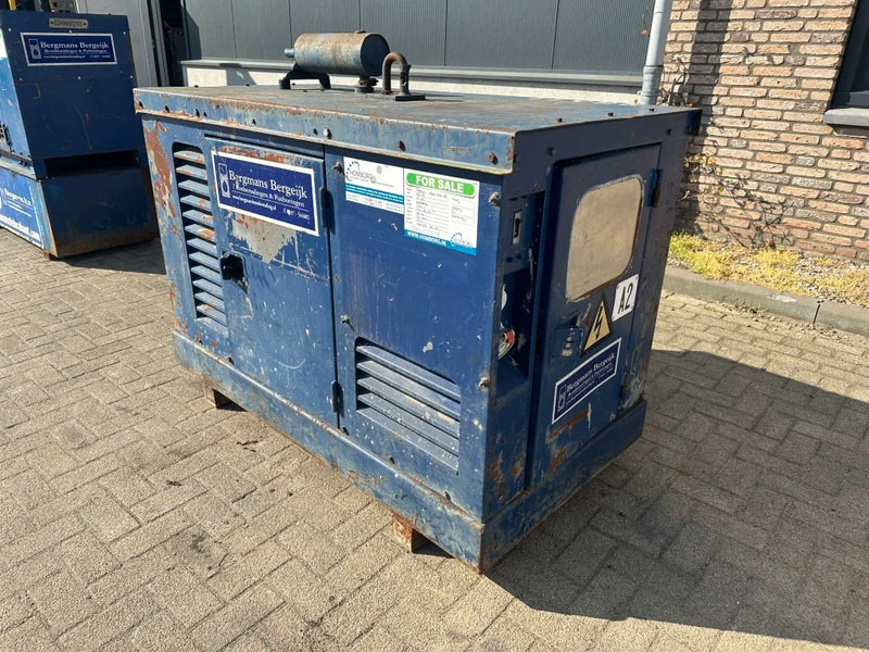 Perkins 130.13 Mecc Alte Spa 10 kVA Silent generatorset - Áramfejlesztő: 2 kép. Perkins 130.13 Mecc Alte Spa 10 kVA Silent generatorset - Áramfejlesztő: 2 kép.