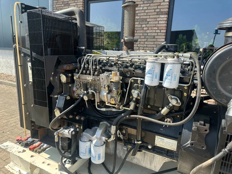 Perkins Stamford 100 kVA noodstroom generatorset - Áramfejlesztő: 3 kép. Perkins Stamford 100 kVA noodstroom generatorset - Áramfejlesztő: 3 kép.
