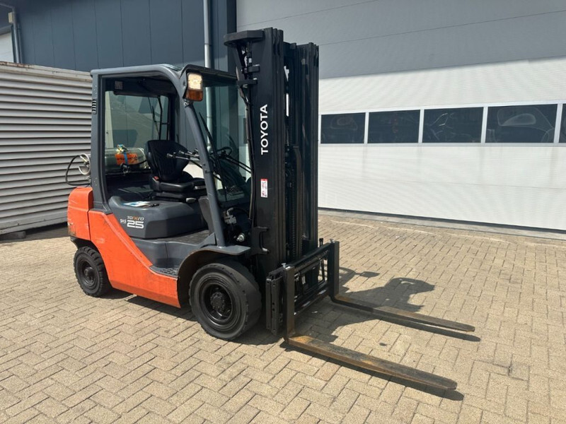 Toyota 2.5 ton Tonero 25 Triplex Freelift Sideshift LPG Heftruck - Gázüzemű targonca: 2 kép. Toyota 2.5 ton Tonero 25 Triplex Freelift Sideshift LPG Heftruck - Gázüzemű targonca: 2 kép.