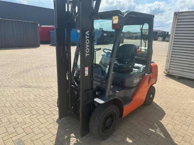Toyota 2.5 ton Tonero 25 Triplex Freelift Sideshift LPG Heftruck - Gázüzemű targonca: 4 kép. Toyota 2.5 ton Tonero 25 Triplex Freelift Sideshift LPG Heftruck - Gázüzemű targonca: 4 kép.