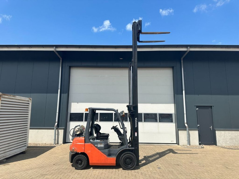 Toyota 2.5 ton Tonero 25 Triplex Freelift Sideshift LPG Heftruck - Gázüzemű targonca: 3 kép. Toyota 2.5 ton Tonero 25 Triplex Freelift Sideshift LPG Heftruck - Gázüzemű targonca: 3 kép.