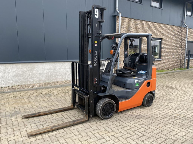 Toyota 8FGCU25 2.5 ton Duplex Sideshift LPG Heftruck - Gázüzemű targonca: 3 kép. Toyota 8FGCU25 2.5 ton Duplex Sideshift LPG Heftruck - Gázüzemű targonca: 3 kép.