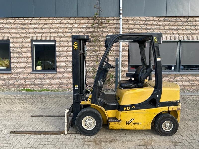 Yale GDP25VS 2.5 ton Triplex Freelift Sideshift Diesel Heftruck - Dízel targonca: 2 kép. Yale GDP25VS 2.5 ton Triplex Freelift Sideshift Diesel Heftruck - Dízel targonca: 2 kép.