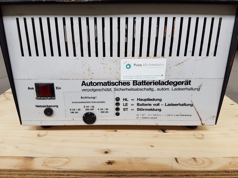 Acculader 24 Volt Acculader 230 Volt Battery Charger - Szerszám/ Felszerelés: 5 kép. Acculader 24 Volt Acculader 230 Volt Battery Charger - Szerszám/ Felszerelés: 5 kép.