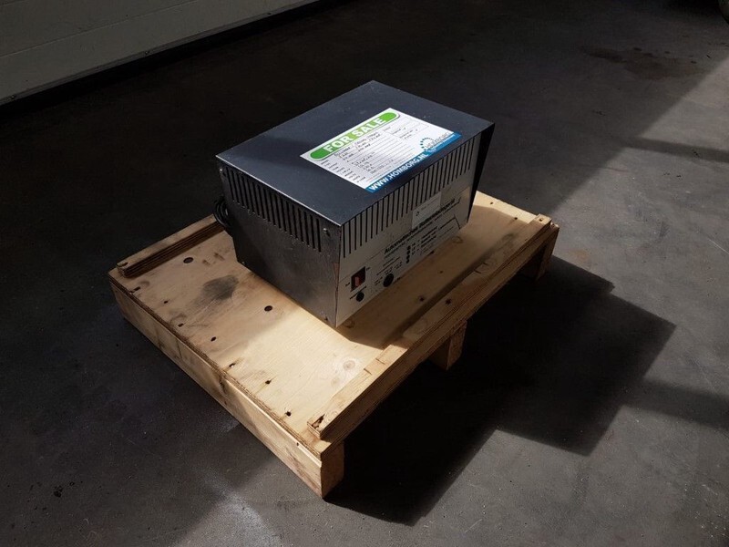 Acculader 24 Volt Acculader 230 Volt Battery Charger - Szerszám/ Felszerelés: 4 kép. Acculader 24 Volt Acculader 230 Volt Battery Charger - Szerszám/ Felszerelés: 4 kép.