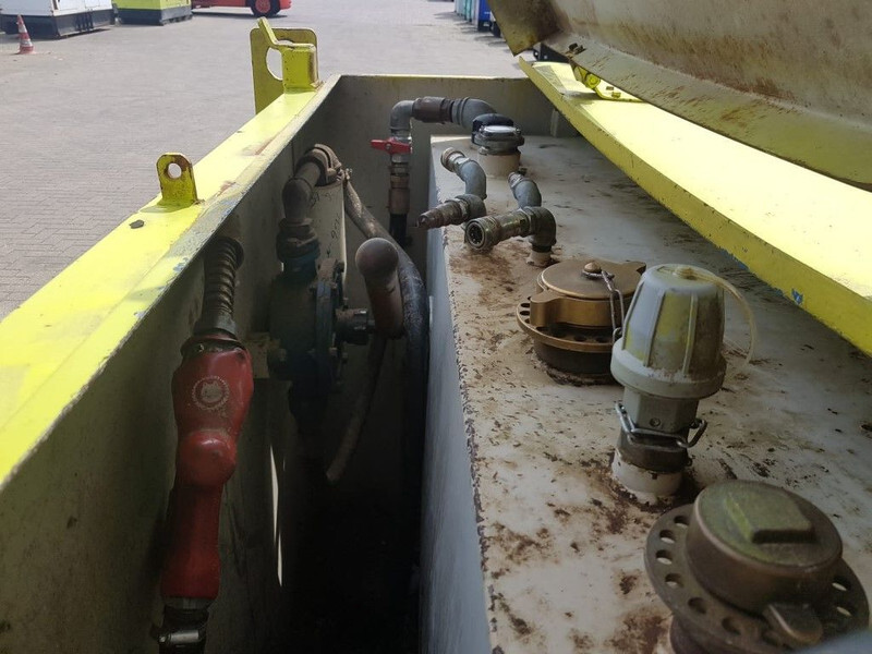 Dieseltank Steenbergen 2000 liter Kiwa IBC Dieseltank met handpomp - Tároló tartály: 5 kép. Dieseltank Steenbergen 2000 liter Kiwa IBC Dieseltank met handpomp - Tároló tartály: 5 kép.