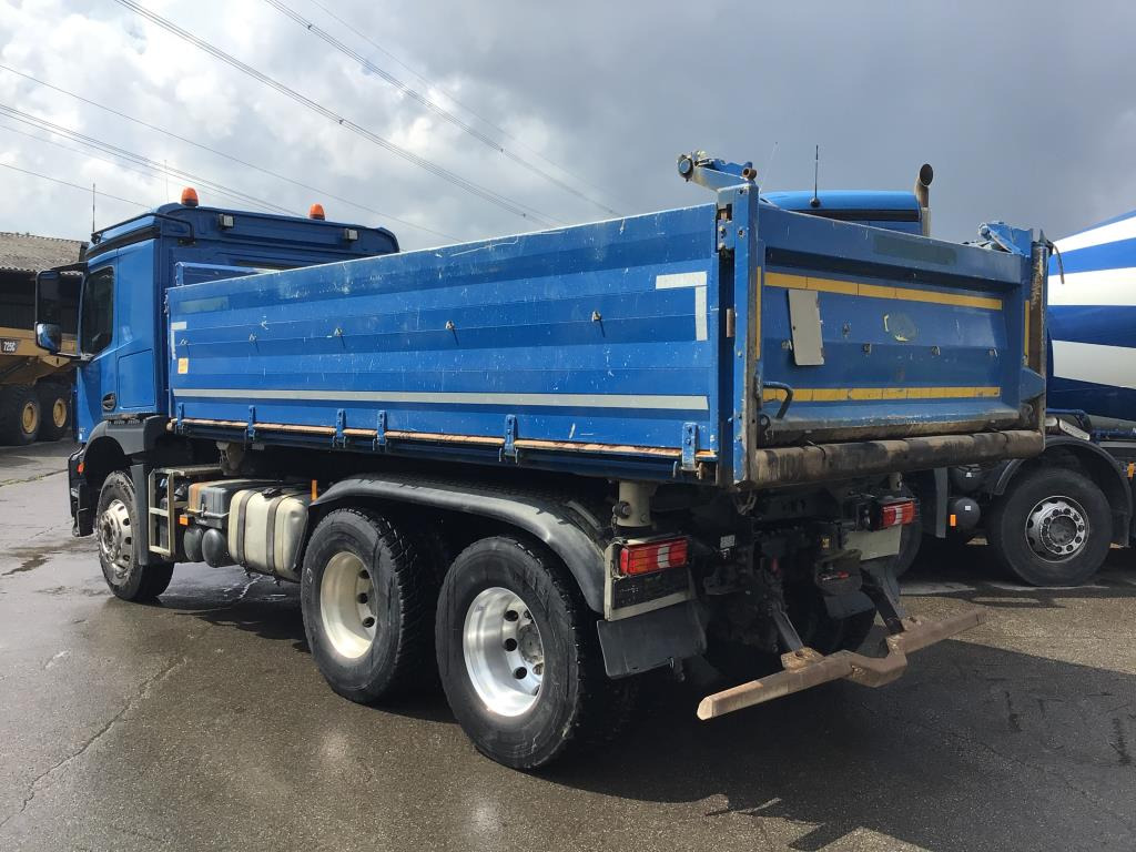 Mercedes Benz Arocs 2643 6×4 Euro 6 - Billenőplatós teherautó: 3 kép. Mercedes Benz Arocs 2643 6×4 Euro 6 - Billenőplatós teherautó: 3 kép.
