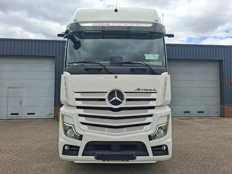Mercedes-Benz Actros 1845 GIGASPACE more pcs in stock - Nyergesvontató: 3 kép. Mercedes-Benz Actros 1845 GIGASPACE more pcs in stock - Nyergesvontató: 3 kép.