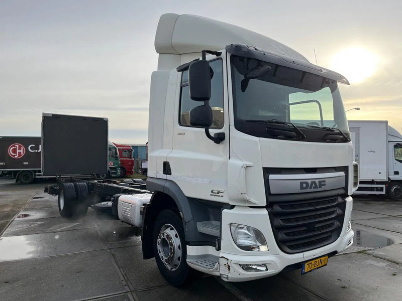DAF CF 260 CF 260 FA CHASSIS CABINE EURO 6 - Alvaz teherautó: 3 kép. DAF CF 260 CF 260 FA CHASSIS CABINE EURO 6 - Alvaz teherautó: 3 kép.