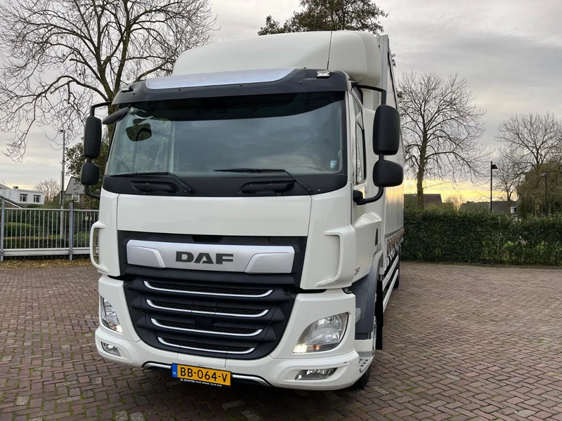DAF CF 320 FA - Ponyvás teherautó: 2 kép. DAF CF 320 FA - Ponyvás teherautó: 2 kép.