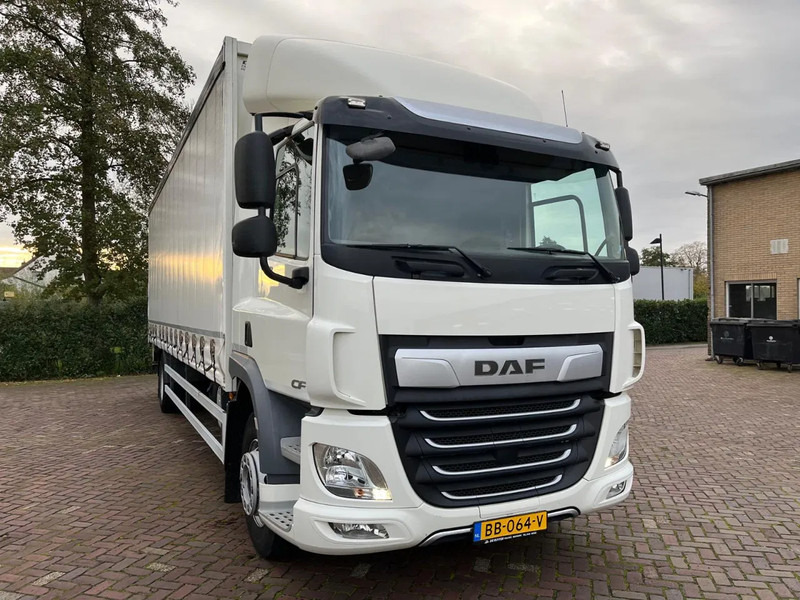 DAF CF 320 FA - Ponyvás teherautó: 4 kép. DAF CF 320 FA - Ponyvás teherautó: 4 kép.