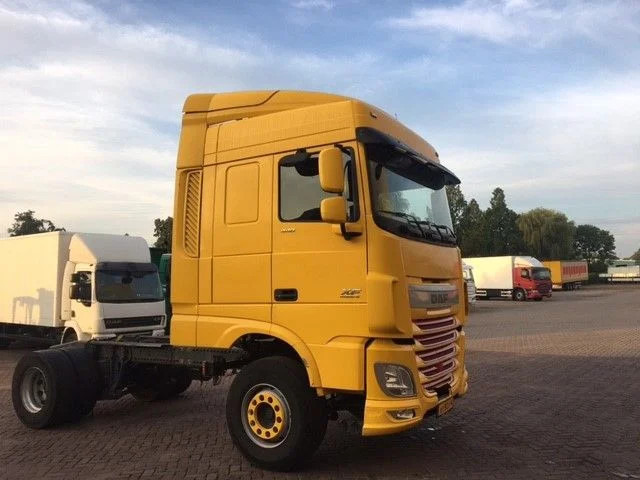 DAF Cabine XF Space Cab Euro 6 - Fülke - Teherautó: 2 kép. DAF Cabine XF Space Cab Euro 6 - Fülke - Teherautó: 2 kép.