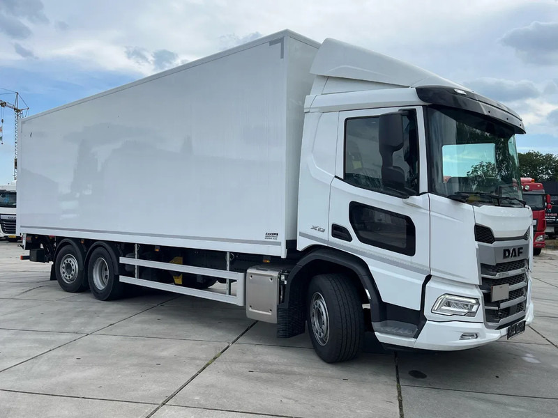DAF XD 340 FAN 6x2 - Dobozos felépítményű teherautó: 1 kép. DAF XD 340 FAN 6x2 - Dobozos felépítményű teherautó: 1 kép.