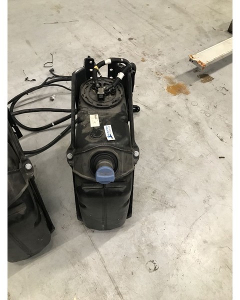 Mercedes-Benz Ad-blue tank met vlotter en steun - Kipufogórendszer: 3 kép. Mercedes-Benz Ad-blue tank met vlotter en steun - Kipufogórendszer: 3 kép.
