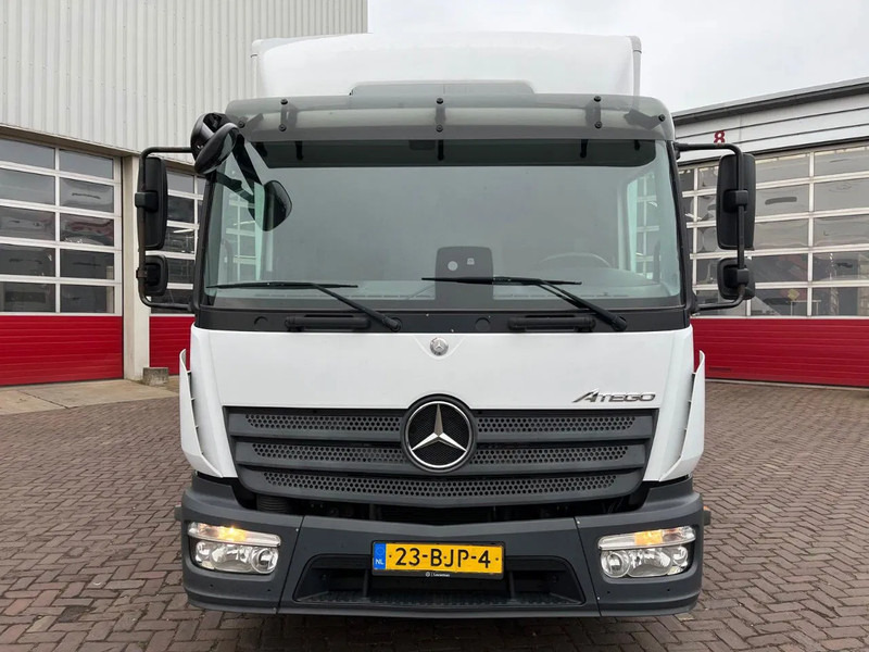Mercedes-Benz Atego 816 - Dobozos felépítményű teherautó: 3 kép. Mercedes-Benz Atego 816 - Dobozos felépítményű teherautó: 3 kép.