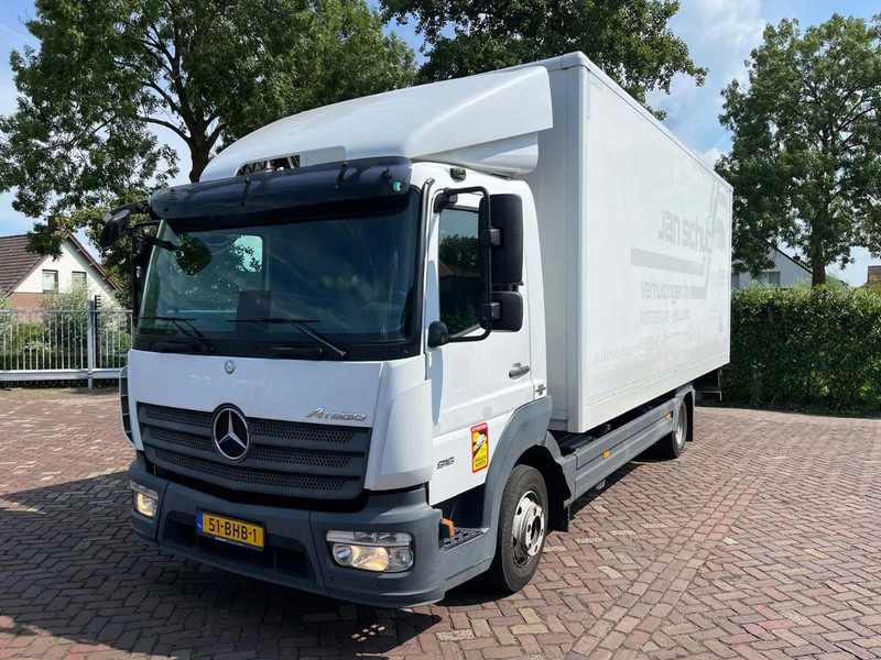 Mercedes-Benz Atego 916 - Dobozos felépítményű teherautó: 4 kép. Mercedes-Benz Atego 916 - Dobozos felépítményű teherautó: 4 kép.