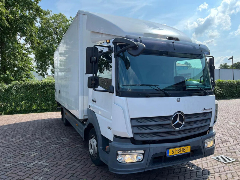 Mercedes-Benz Atego 916 - Dobozos felépítményű teherautó: 2 kép. Mercedes-Benz Atego 916 - Dobozos felépítményű teherautó: 2 kép.