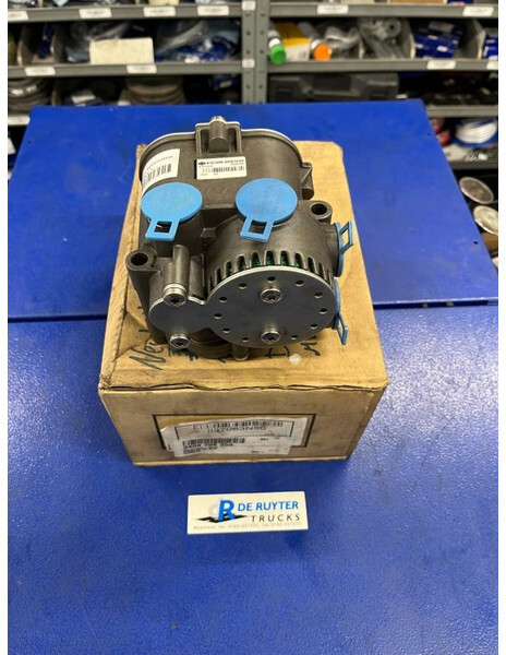 Mercedes-Benz EBS ventiel A0004291124 - Fékszelep - Teherautó: 1 kép. Mercedes-Benz EBS ventiel A0004291124 - Fékszelep - Teherautó: 1 kép.