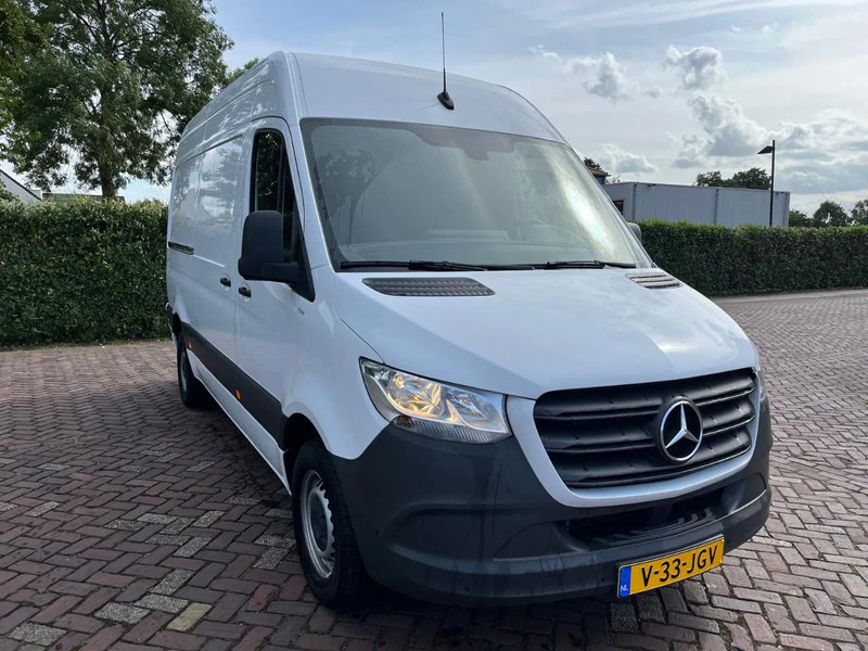 Mercedes-Benz Sprinter 317 1.9 CDI L2H1 - Furgon, Duplakabinos kisteherautó: 4 kép. Mercedes-Benz Sprinter 317 1.9 CDI L2H1 - Furgon, Duplakabinos kisteherautó: 4 kép.