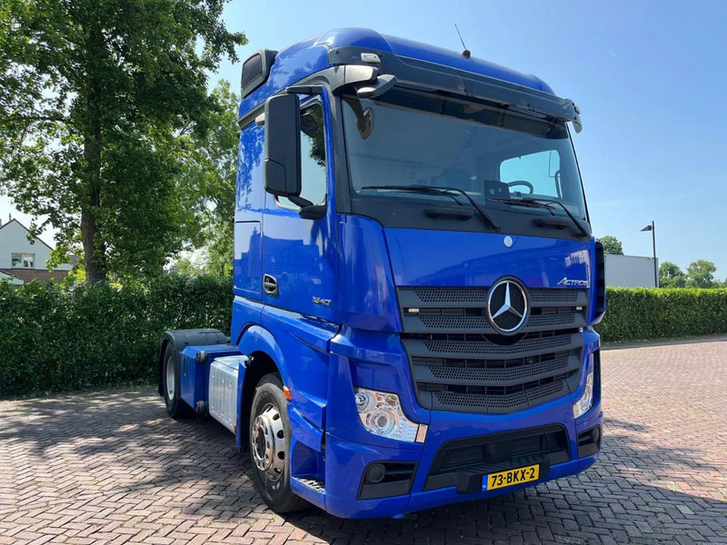 Mercedes-Benz Actros 1940 - Nyergesvontató: 2 kép. Mercedes-Benz Actros 1940 - Nyergesvontató: 2 kép.
