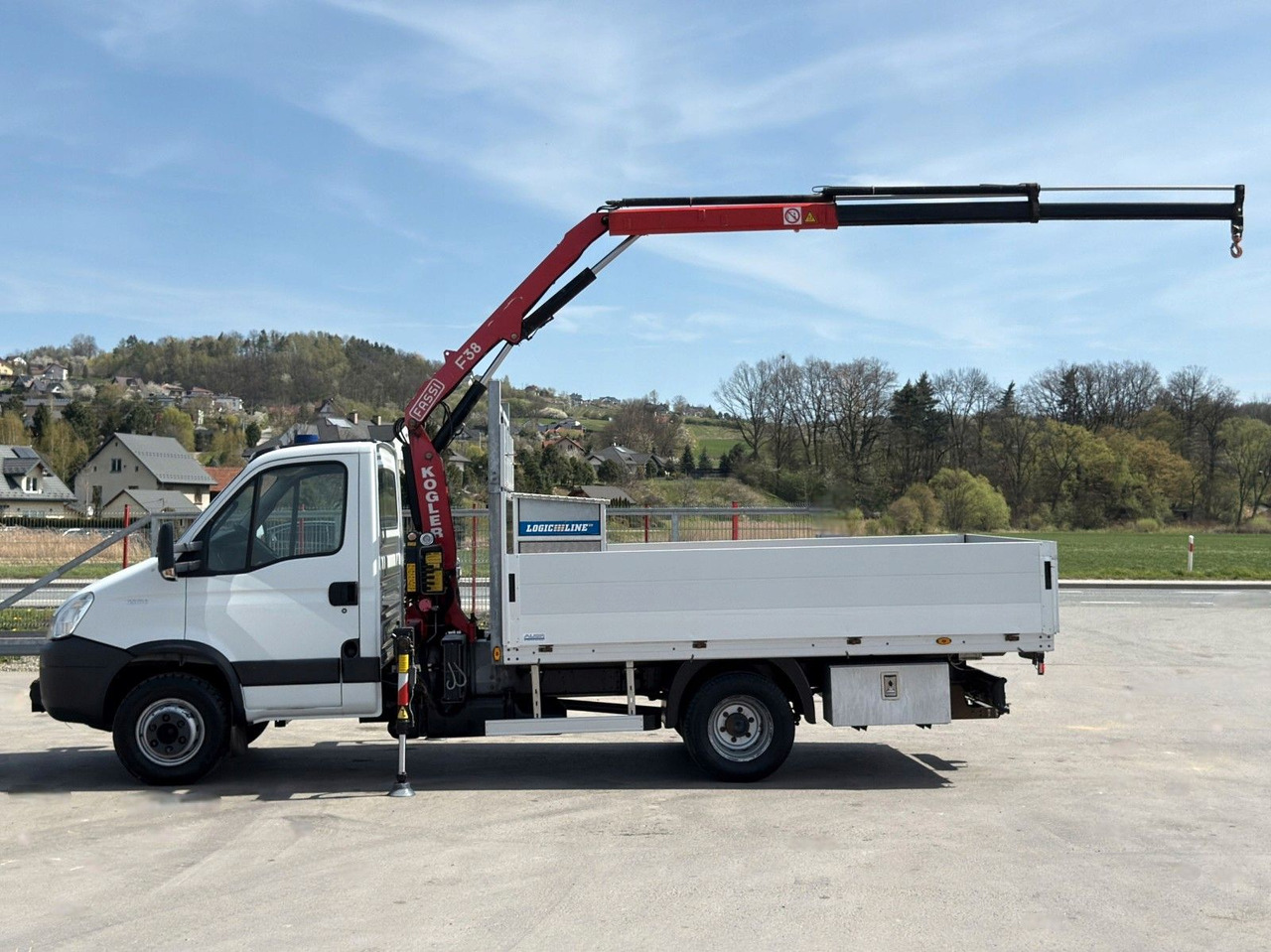 Iveco Daily 65C14 Pritsche 3,75 m FASSI F38 A.22 - Platós kisteherautó: 3 kép. Iveco Daily 65C14 Pritsche 3,75 m FASSI F38 A.22 - Platós kisteherautó: 3 kép.
