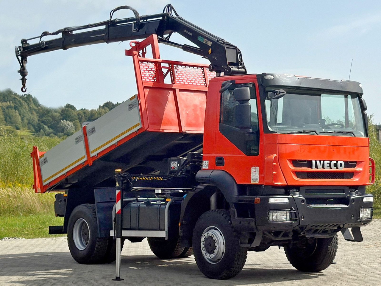 Iveco TRAKKER 190T36 * HIAB 111 ES-2 HIDUO * 4x4 * TOP - Billenőplatós teherautó, Darus autó: 2 kép. Iveco TRAKKER 190T36 * HIAB 111 ES-2 HIDUO * 4x4 * TOP - Billenőplatós teherautó, Darus autó: 2 kép.