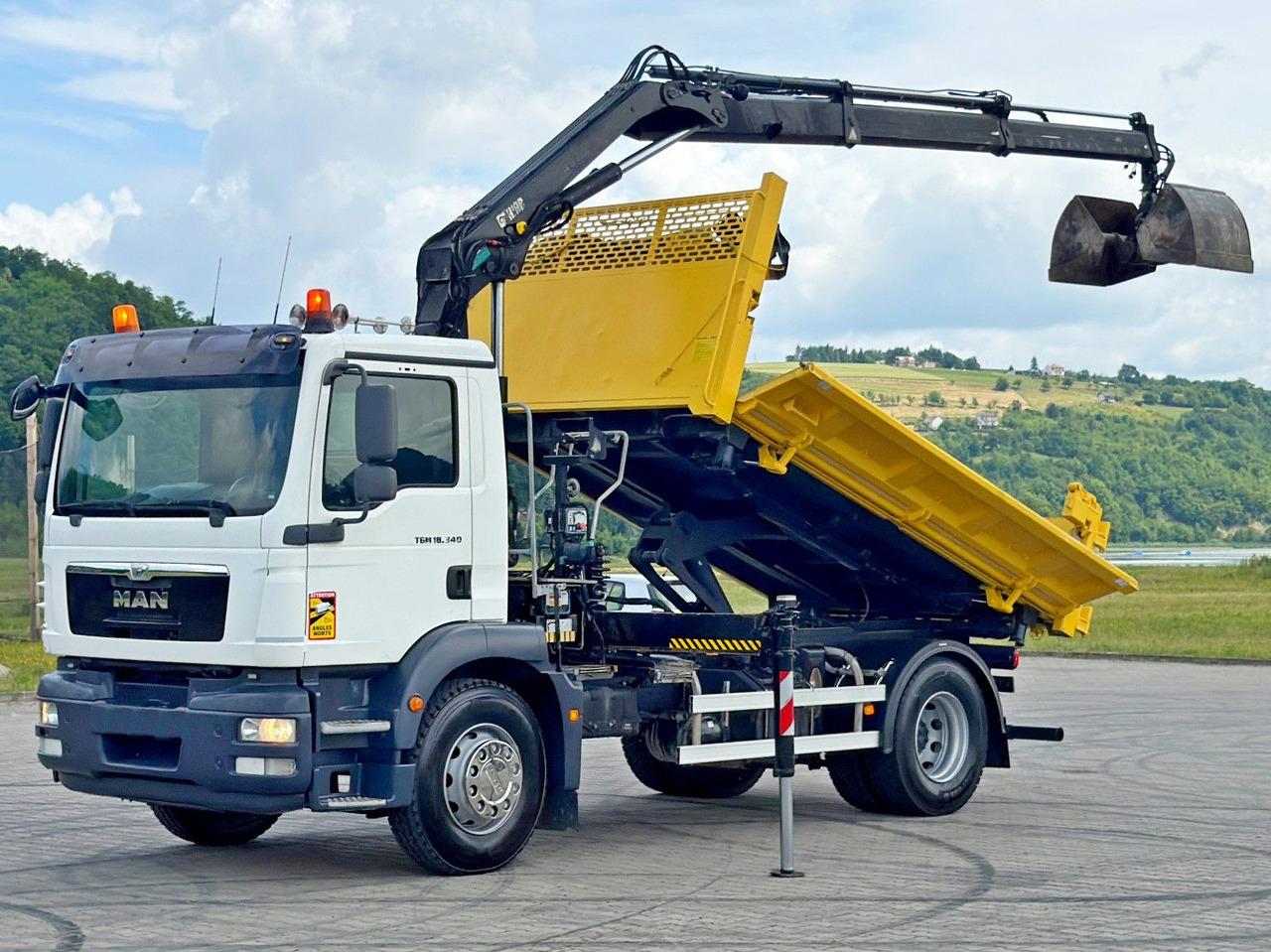 MAN TGM 18.340* KIPPER 4,05m*HIAB 111 B-2 HIDUO/FUNK - Billenőplatós teherautó, Darus autó: 3 kép. MAN TGM 18.340* KIPPER 4,05m*HIAB 111 B-2 HIDUO/FUNK - Billenőplatós teherautó, Darus autó: 3 kép.