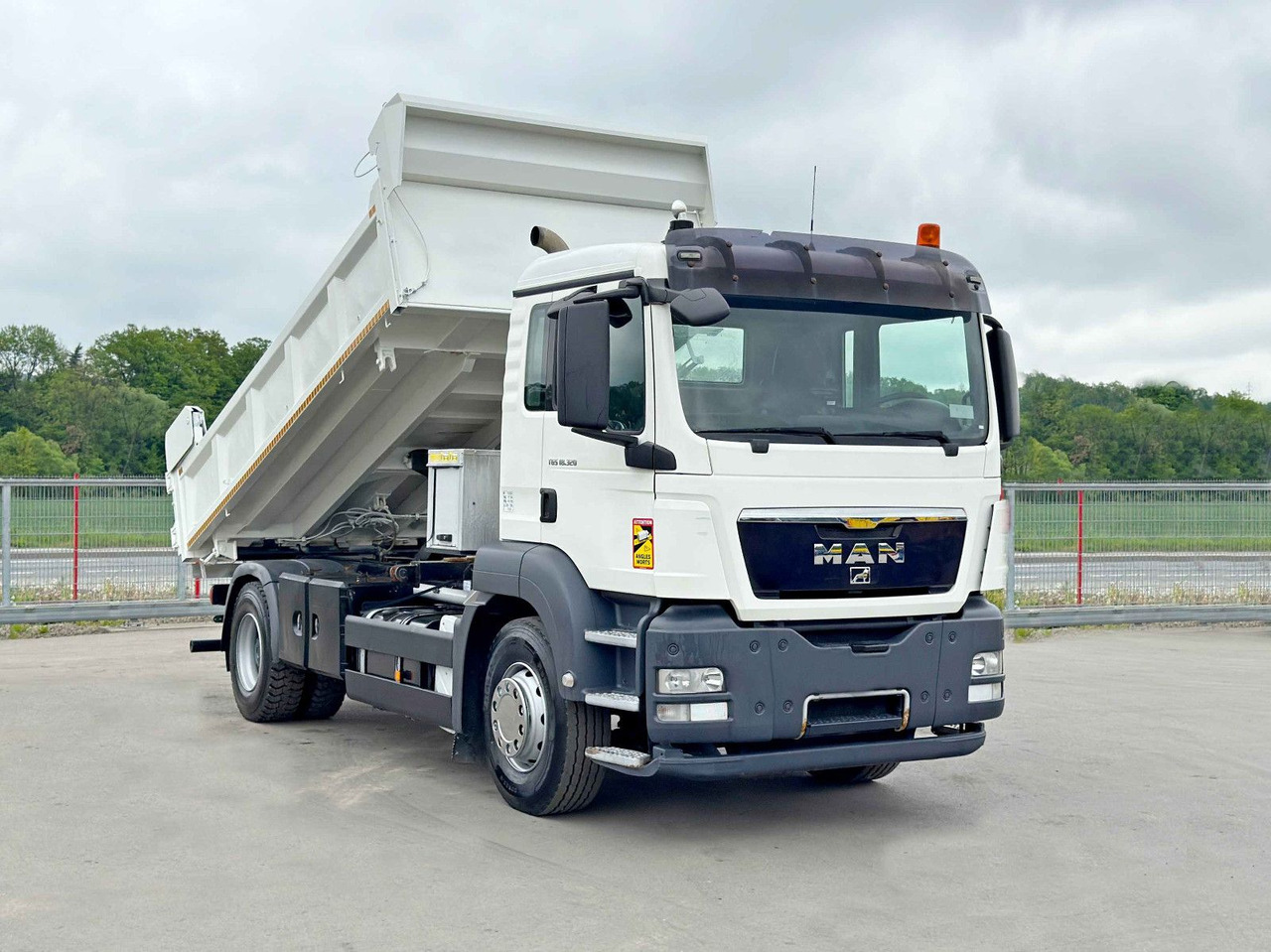 MAN TGS 18.320 * KIPPER 4,95m + BORDMATIC*TOPZUSTAND - Billenőplatós teherautó, Darus autó: 2 kép. MAN TGS 18.320 * KIPPER 4,95m + BORDMATIC*TOPZUSTAND - Billenőplatós teherautó, Darus autó: 2 kép.