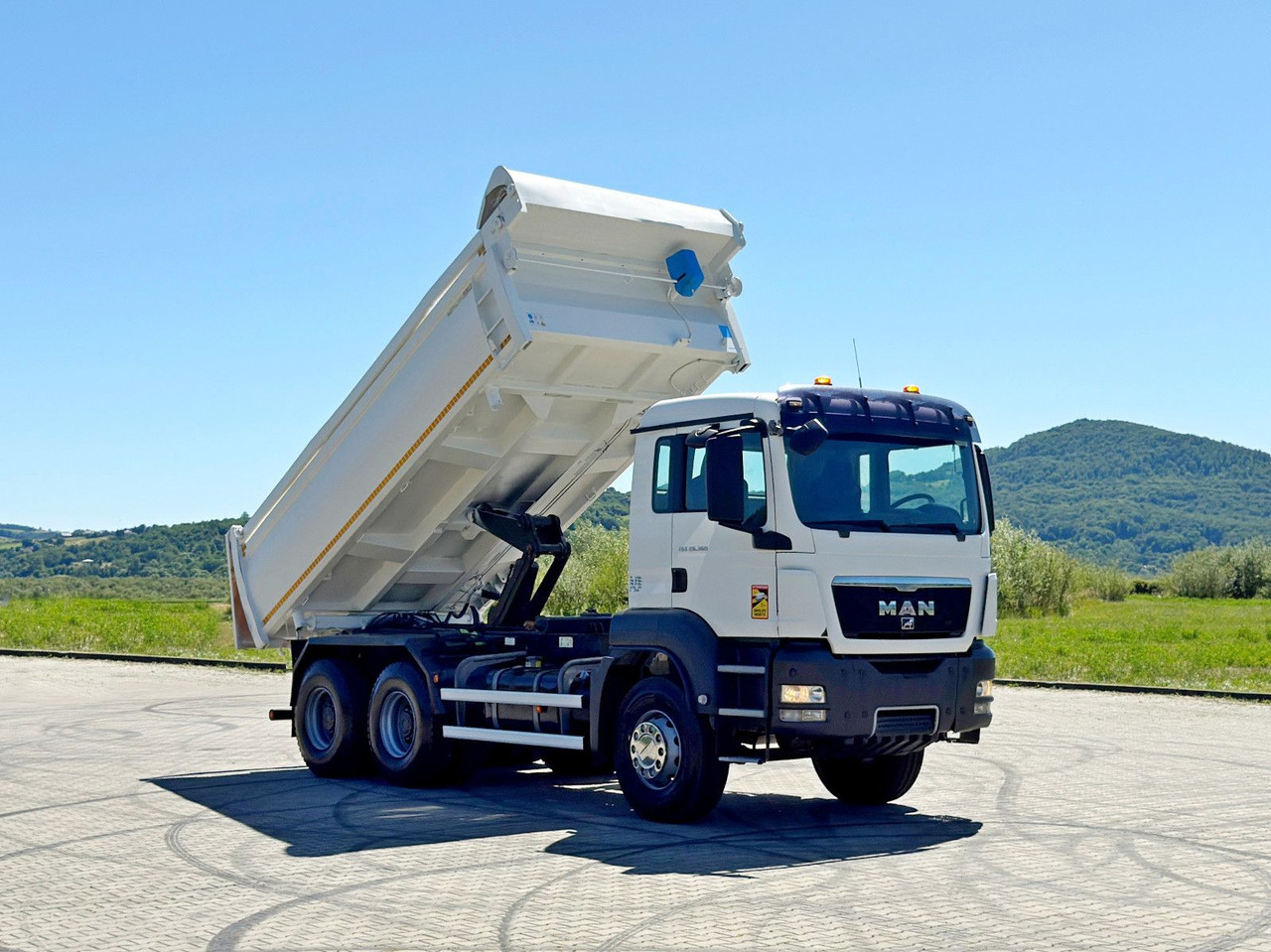 MAN TGS 26.360 Kipper 5,20 m + BORDMATIC / 6x4 - Billenőplatós teherautó, Darus autó: 1 kép. MAN TGS 26.360 Kipper 5,20 m + BORDMATIC / 6x4 - Billenőplatós teherautó, Darus autó: 1 kép.