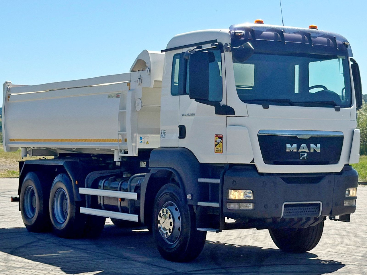 MAN TGS 26.360 Kipper 5,20 m + BORDMATIC / 6x4 - Billenőplatós teherautó, Darus autó: 4 kép. MAN TGS 26.360 Kipper 5,20 m + BORDMATIC / 6x4 - Billenőplatós teherautó, Darus autó: 4 kép.